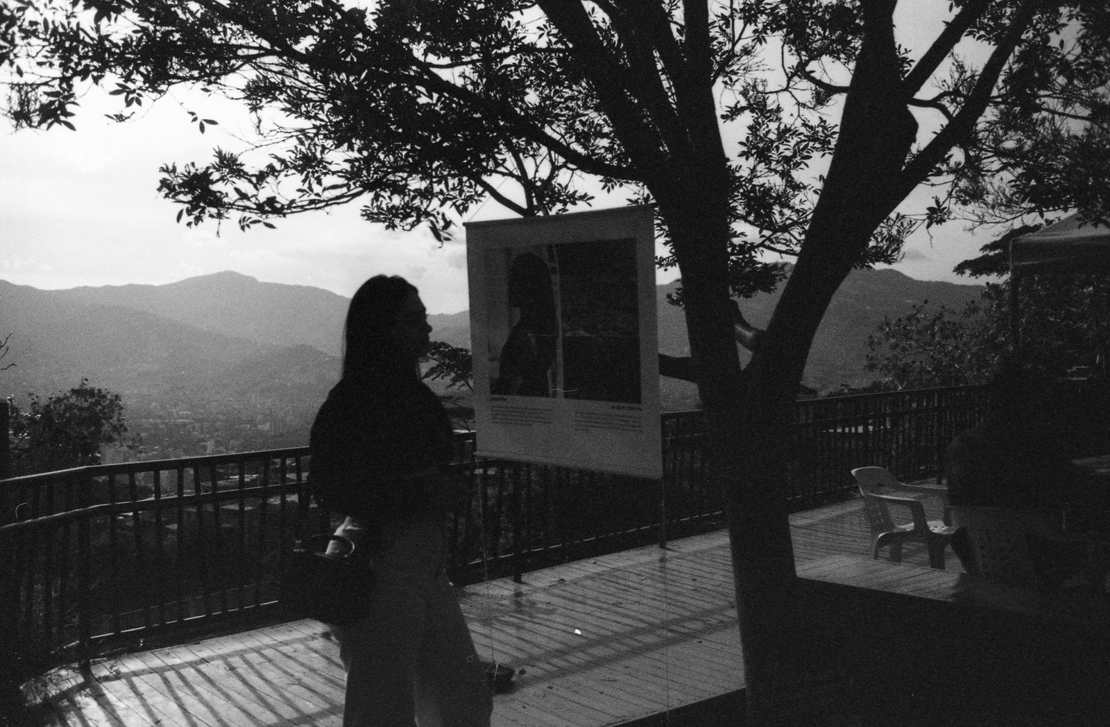 At the viewpoint on the day of the exhibition: the young people, the families, the panels under the trees.